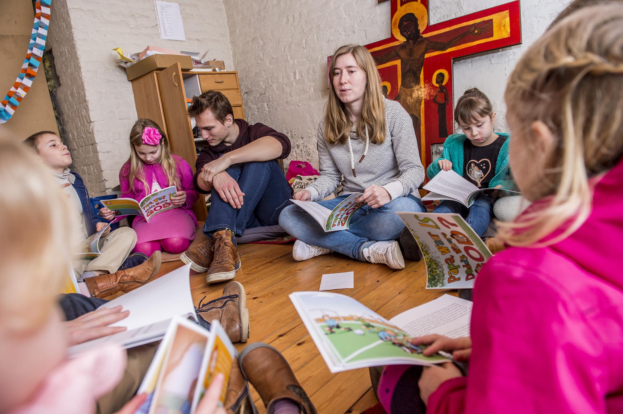 Imke Bavay leest haar boekje 'Papa, waar is God' in de kinderwoorddienst. © Frank Bahnmüller Imke Bavay leest haar boekje 'Papa, waar is God' in de kinderwoorddienst. © Frank Bahnmüller