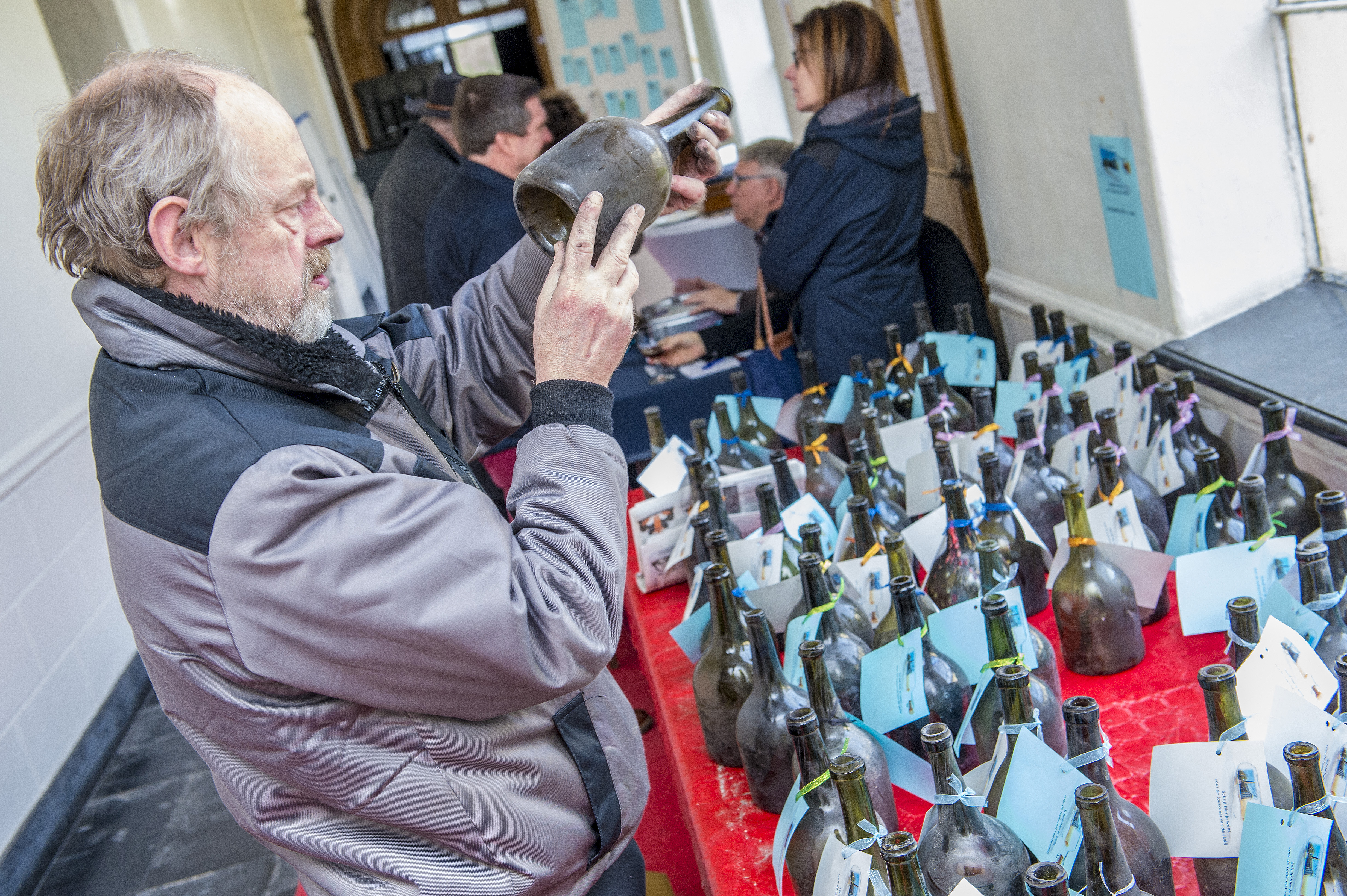 Roland gaat eigen drank bottelen in flessen met een cisterciënzergeschiedenis. © Frank Bahnmüller Roland gaat eigen drank bottelen in flessen met een cisterciënzergeschiedenis. © Frank Bahnmüller