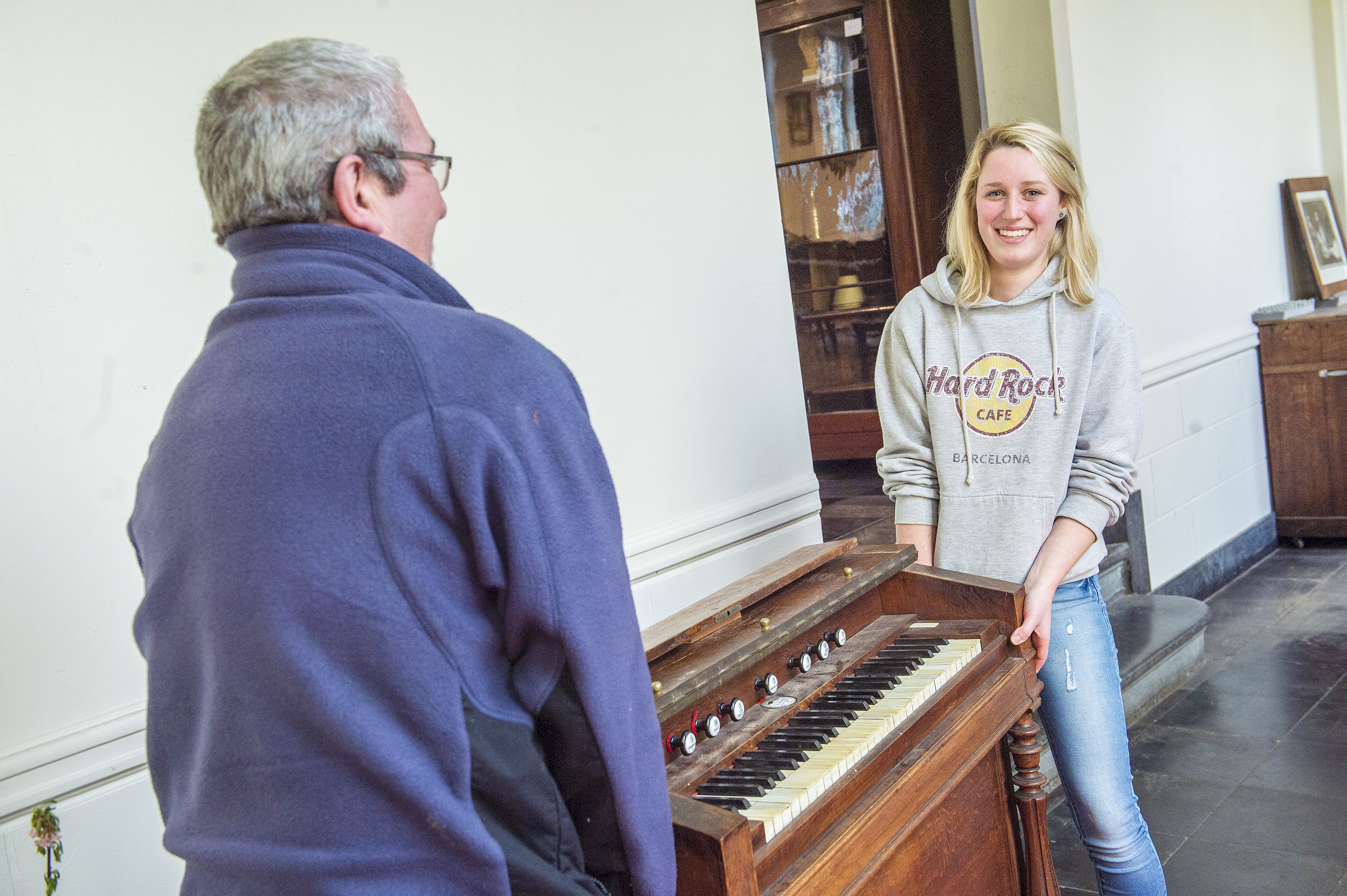 Elise koopt een harmonium om een stukje Bornem mee te nemen als ze verhuist. © Frank Bahnmüller Elise koopt een harmonium om een stukje Bornem mee te nemen als ze verhuist. © Frank Bahnmüller
