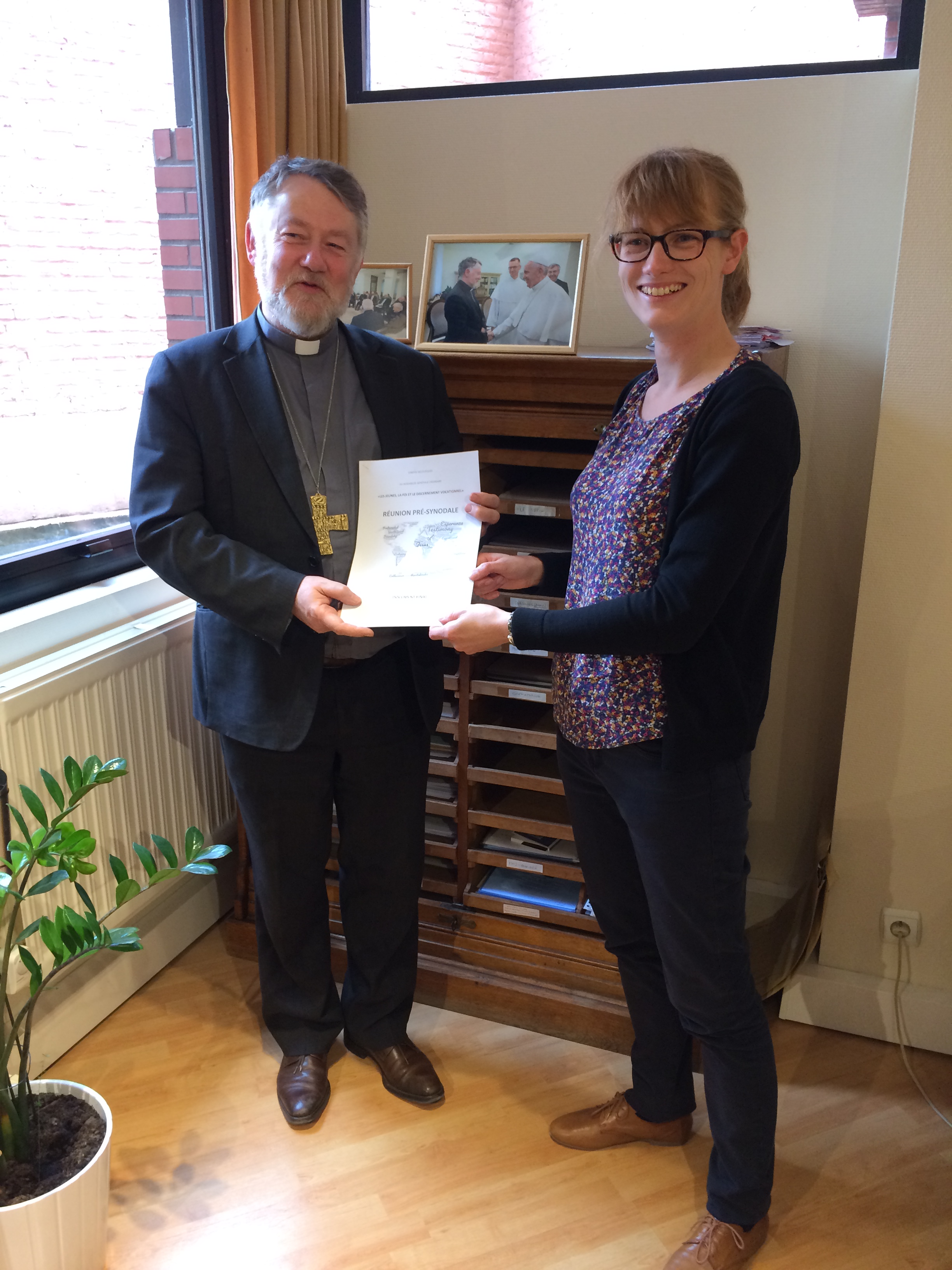 Annelien Boone overhandigt het slotdocument aan Mgr. Kockerols Annelien Boone overhandigt het slotdocument aan Mgr. Kockerols