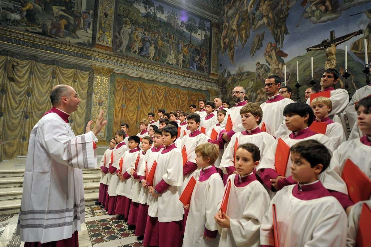 Massimo Palombella dirigeert het koor van de Sixtijnse Kapel © VaticanMedia Massimo Palombella dirigeert het koor van de Sixtijnse Kapel © VaticanMedia