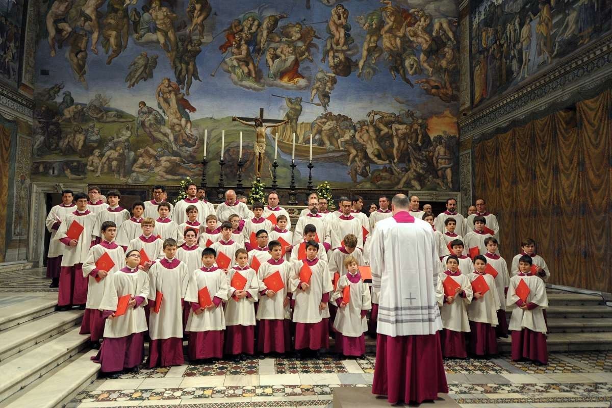 Het koor op volle sterkte aan het werk in de Sixtijnse Kapel © VaticanMedia Het koor op volle sterkte aan het werk in de Sixtijnse Kapel © VaticanMedia