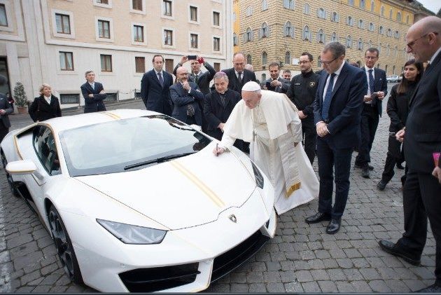 Ook de sportwagen, die paus Franciscus ooit van Lamborghini als geschenk kreeg, werd later verkocht voor het goede doel © Vaticaan Media Ook de sportwagen, die paus Franciscus ooit van Lamborghini als geschenk kreeg, werd later verkocht voor het goede doel © Vaticaan Media