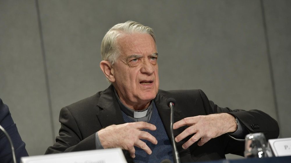 Pater Lombardi, tijdens de persconferentie over de top voor kinderbescherming © Vatican Media Pater Lombardi, tijdens de persconferentie over de top voor kinderbescherming © Vatican Media