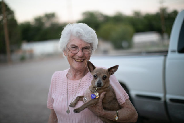 Zuster Marie-Paule Willem met haar hondje Clarita in New Mexico. © Catholic Extension Zuster Marie-Paule Willem met haar hondje Clarita in New Mexico. © Catholic Extension