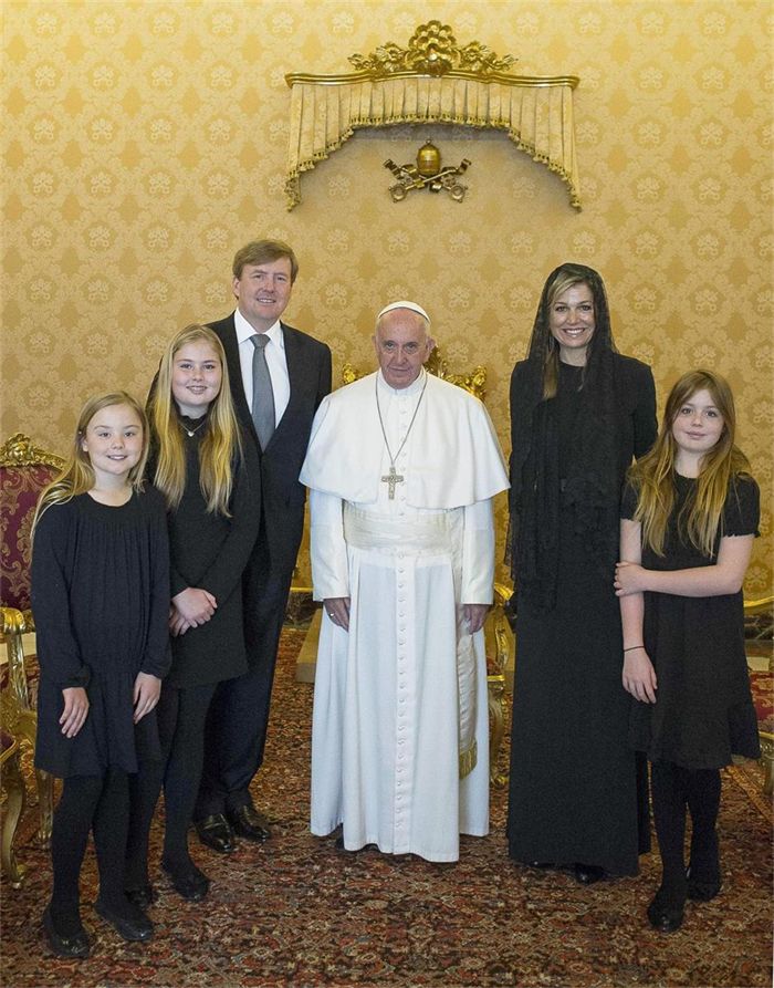Koning Willem-Alexander met zijn kinderen op privé-audiëntie bij Franciscus © OSR Koning Willem-Alexander met zijn kinderen op privé-audiëntie bij Franciscus © OSR