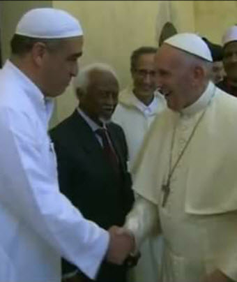 Mohamed Achaibi schudt paus Franciscus de hand © Mohamed Achaibi Mohamed Achaibi schudt paus Franciscus de hand © Mohamed Achaibi