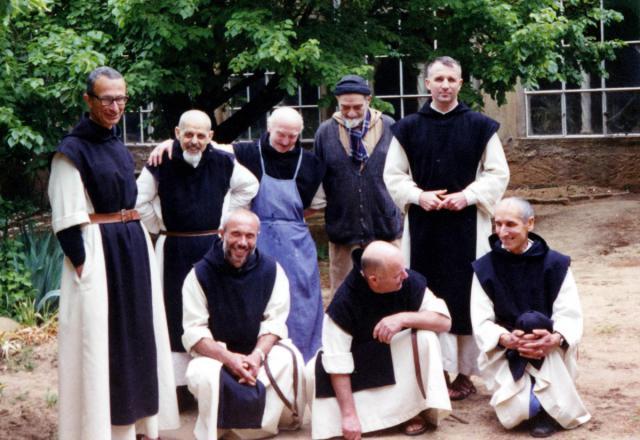 7 monniken van deze groep trappisten van Tibhirine werden vermoord in 1996. Links: prior Christian de Chergé. 7 monniken van deze groep trappisten van Tibhirine werden vermoord in 1996. Links: prior Christian de Chergé.