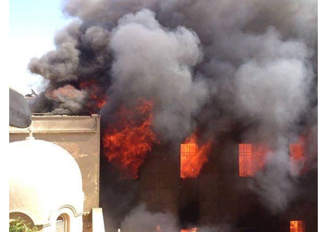 Een katholieke kerk in Mosul in de vlammen © Radio Vaticana Een katholieke kerk in Mosul in de vlammen © Radio Vaticana