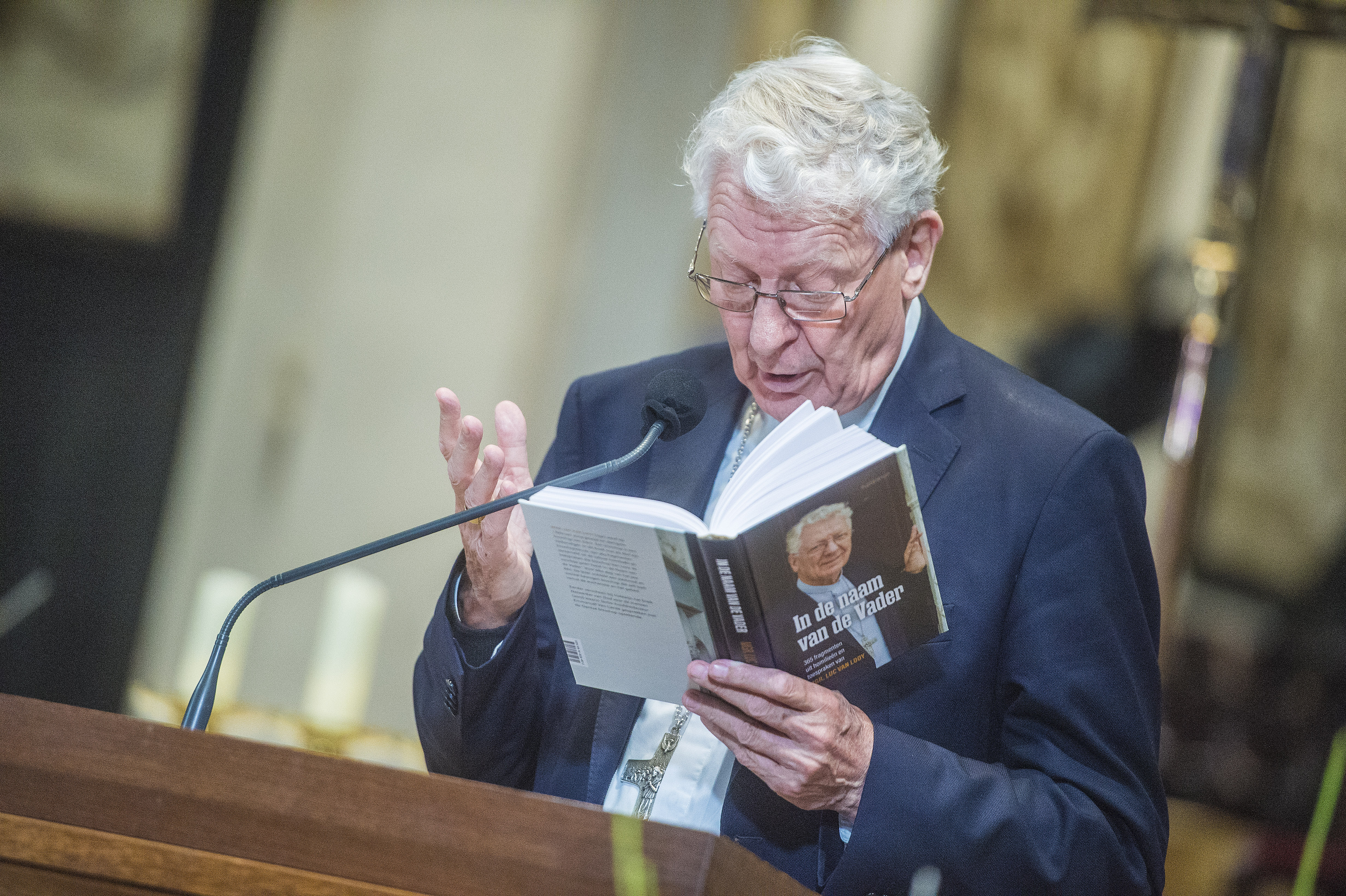 Bisschop Van Looy leest voor uit eigen werk © Bisdom Gent, foto: Frank Bahnmuller Bisschop Van Looy leest voor uit eigen werk © Bisdom Gent, foto: Frank Bahnmuller