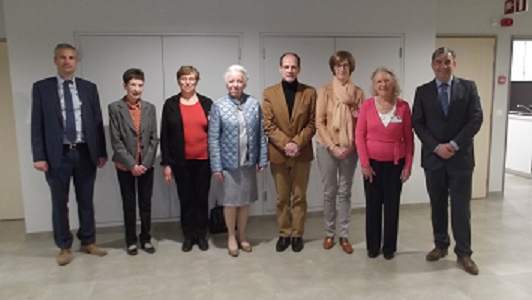 De zes (v.l.n.r.): zr Renata, Ria Witvrouwen, Cecile De Coninck, Eric Van Cauter, Riet Esselens en Francine Debersaques, hier tussen Stijn Van den Bossche, voorzitter Commissie Pastoraal en christelijke zingeving en Marc Van Uytven, algemeen directeur. De zes (v.l.n.r.): zr Renata, Ria Witvrouwen, Cecile De Coninck, Eric Van Cauter, Riet Esselens en Francine Debersaques, hier tussen Stijn Van den Bossche, voorzitter Commissie Pastoraal en christelijke zingeving en Marc Van Uytven, algemeen directeur.