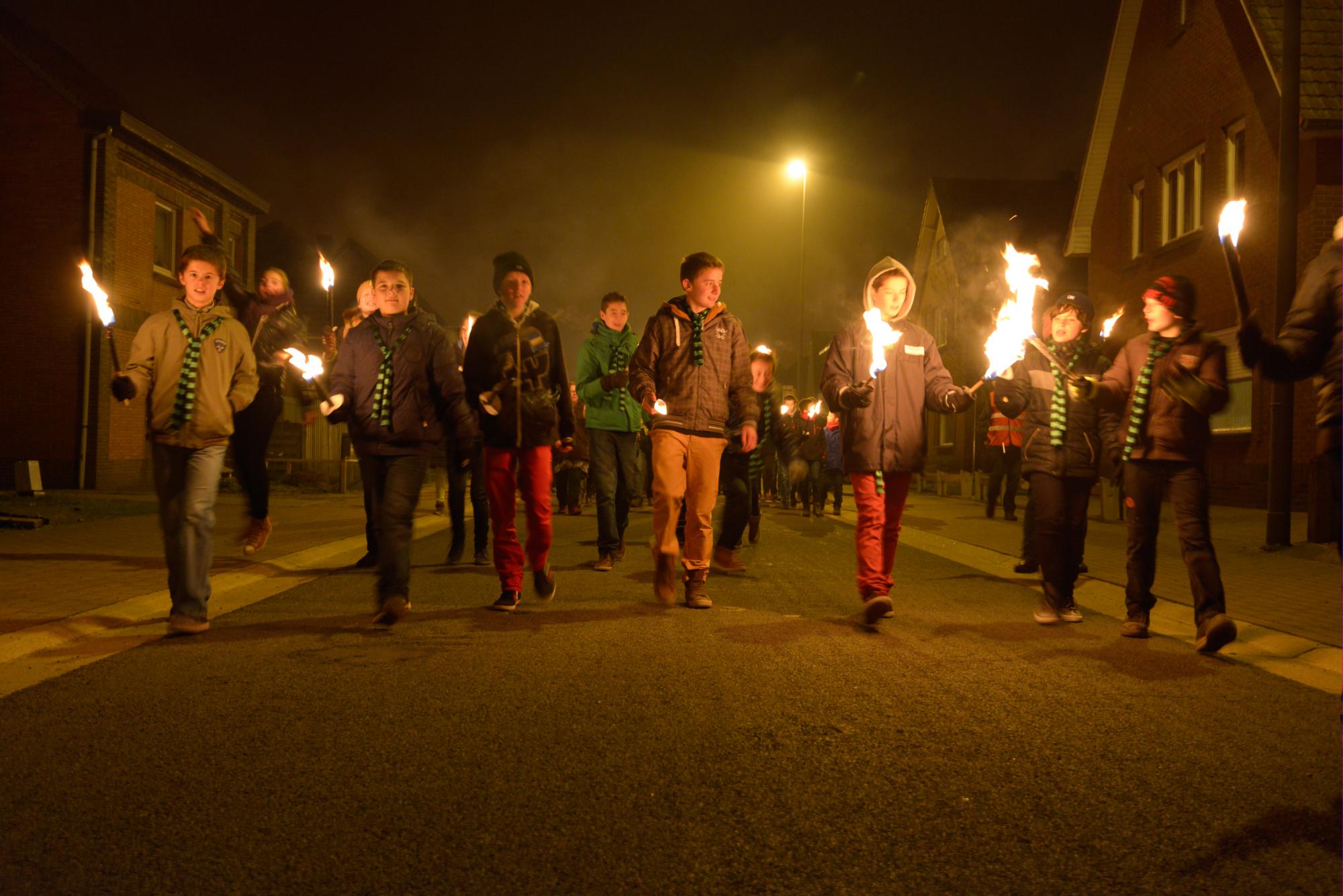 Tijdens de fakkeltocht ontdekken jongeren wat het geloof beleven na het vormsel betekent. © Persdienst bisdom Hasselt Tijdens de fakkeltocht ontdekken jongeren wat het geloof beleven na het vormsel betekent. © Persdienst bisdom Hasselt