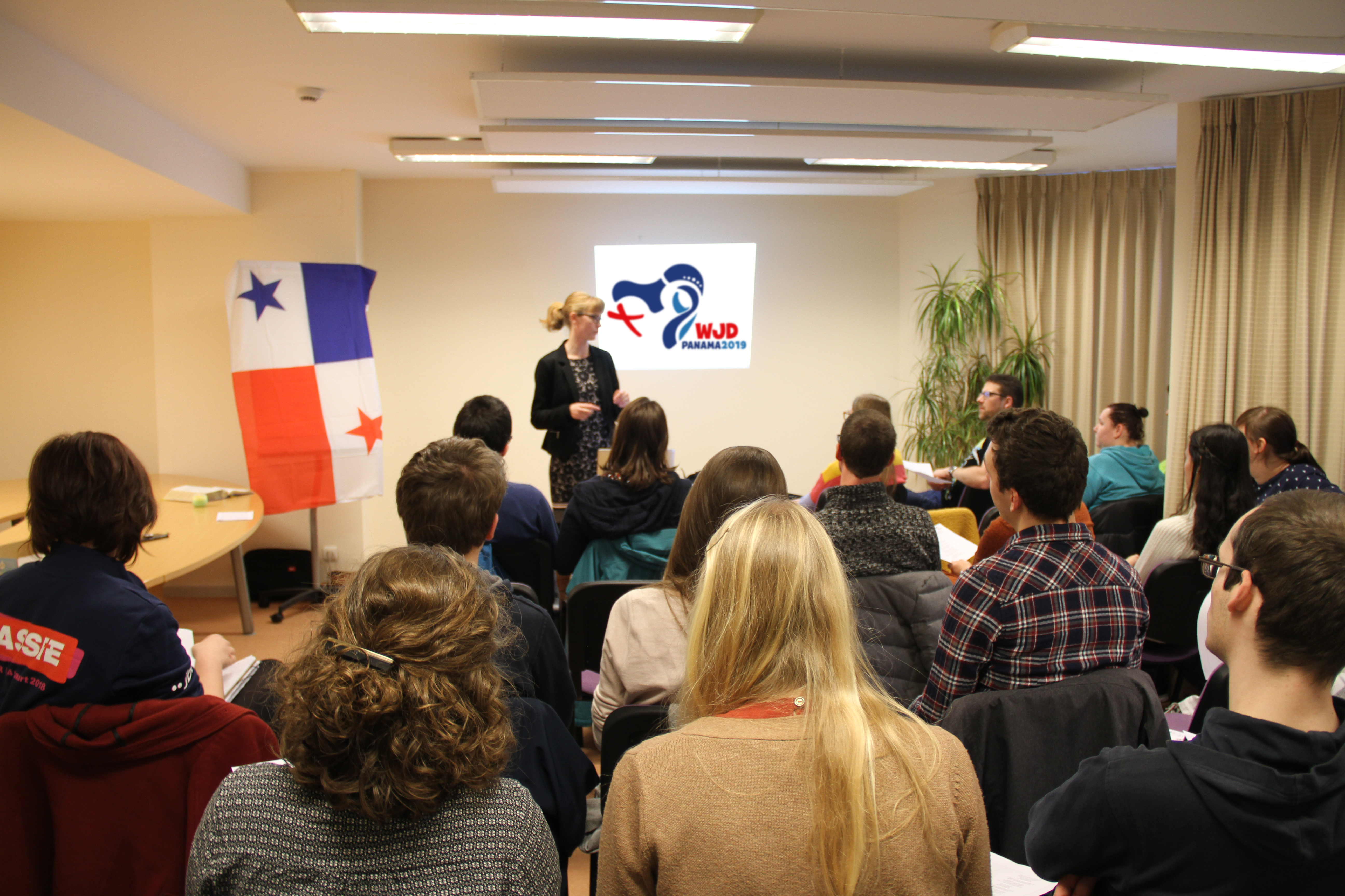 Annelien Boone, directeur van IJD, geeft uitleg over de Wereldjongerendagen naar Panama. Annelien Boone, directeur van IJD, geeft uitleg over de Wereldjongerendagen naar Panama.
