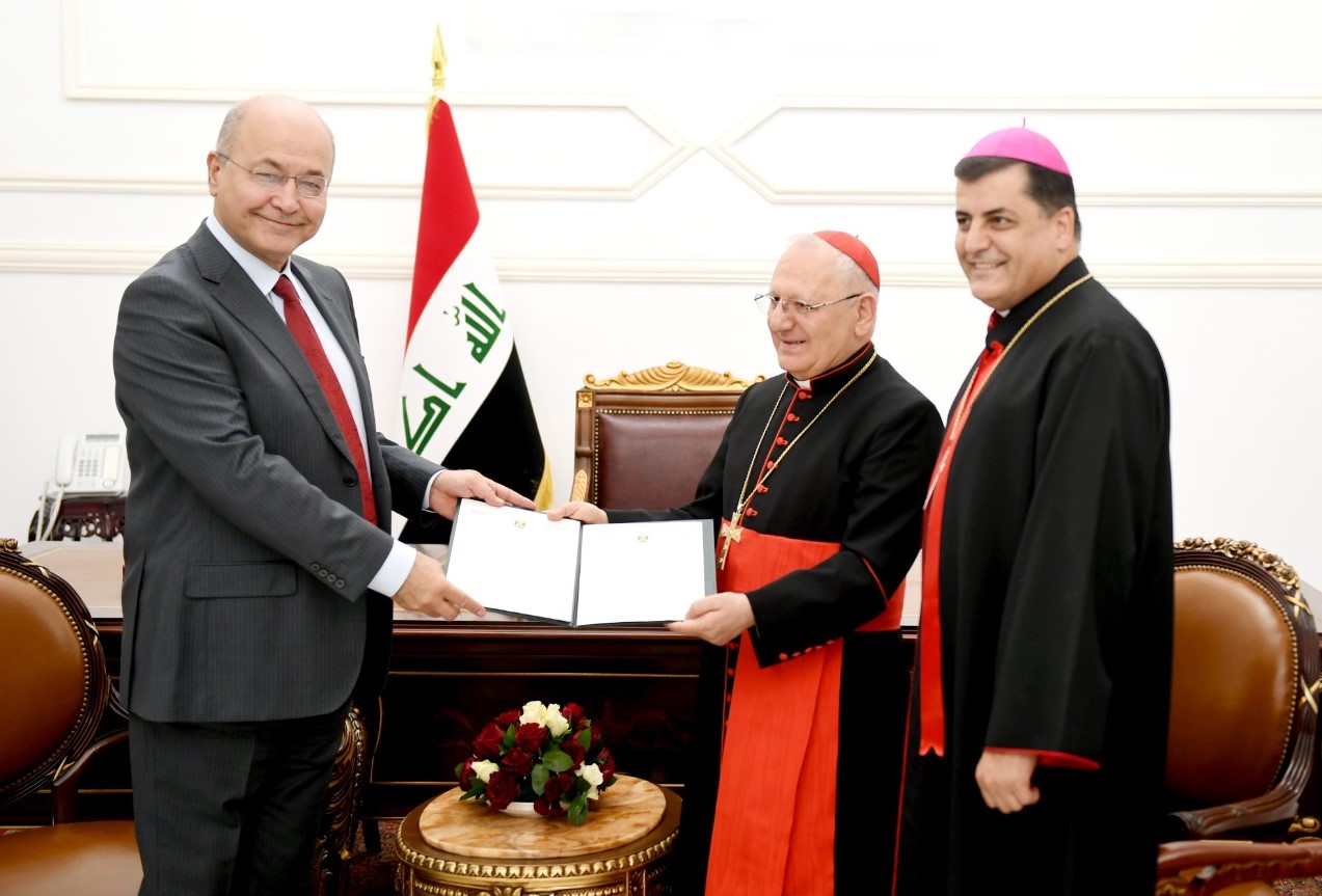 President Barham Salih van Irak overhandigt aan patriarch Louis Raphael Sako van de Chaldeeuwse kerk de officiële uitnodiging voor paus Franciscus © RR President Barham Salih van Irak overhandigt aan patriarch Louis Raphael Sako van de Chaldeeuwse kerk de officiële uitnodiging voor paus Franciscus © RR