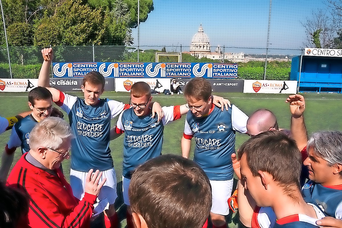 Stijn Vanhee (middelste in voetbaltruitje) tijdens het voetbaltornooi voor seminaristen in Rome. © © Centro Sportivo Italiano Stijn Vanhee (middelste in voetbaltruitje) tijdens het voetbaltornooi voor seminaristen in Rome. © © Centro Sportivo Italiano