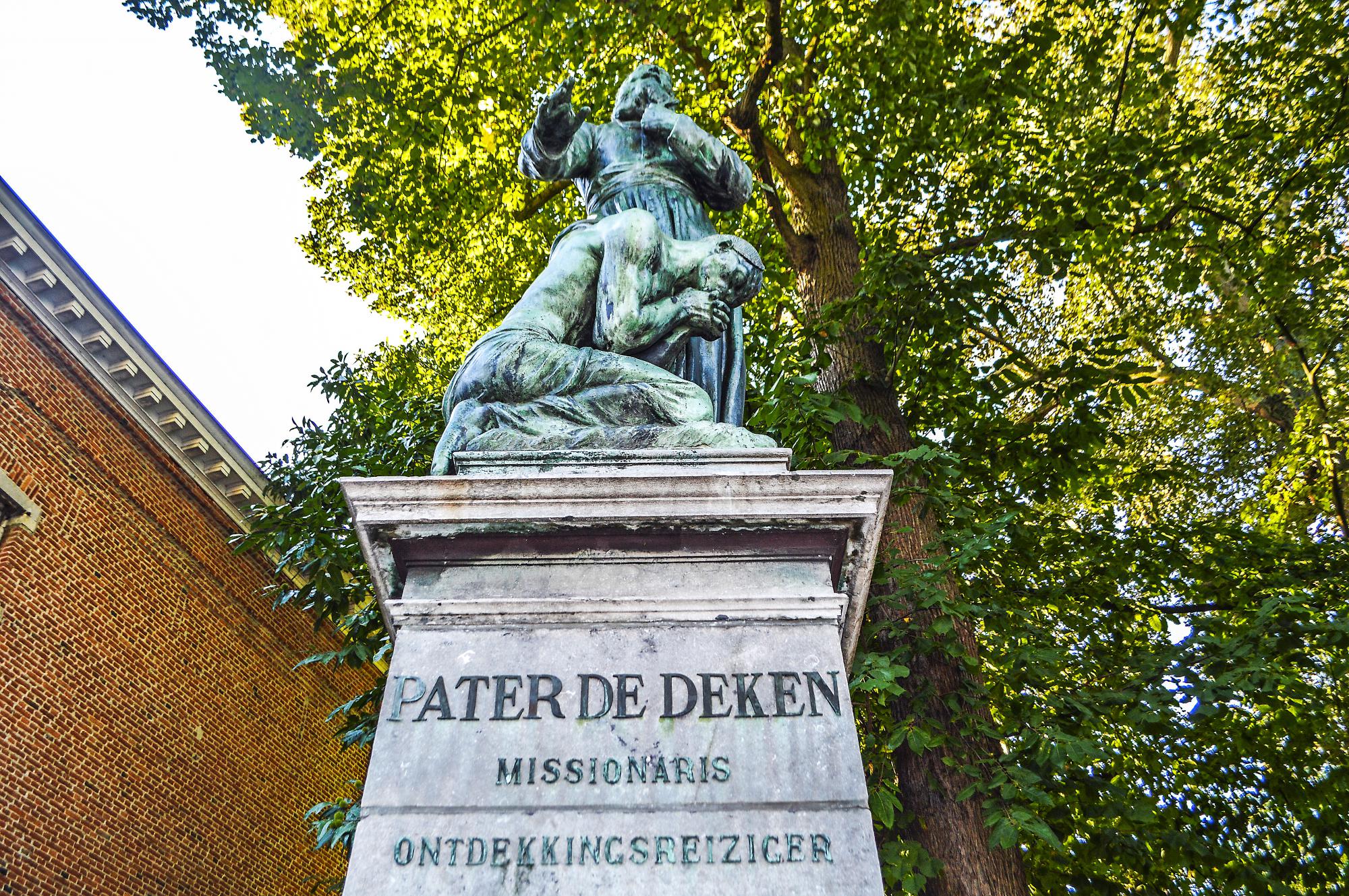 Het standbeeld in Wilrijk voor pater De Deken. Denigrerende voorstelling? Het standbeeld in Wilrijk voor pater De Deken. Denigrerende voorstelling?