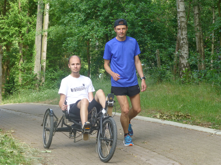 Johan met zijn zoon Pieter, die hem soms vergezelt tijdens trainingen. © www.post-voor-compostela.be Johan met zijn zoon Pieter, die hem soms vergezelt tijdens trainingen. © www.post-voor-compostela.be