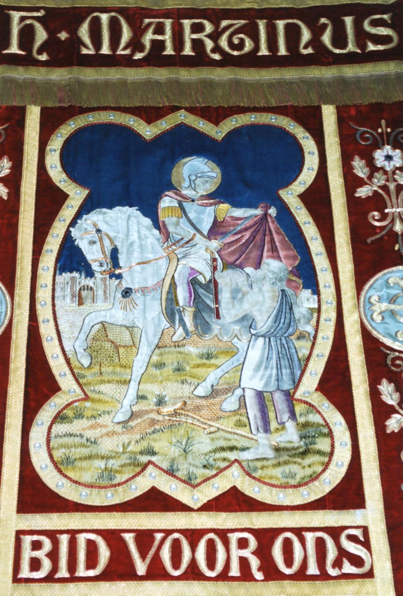 Martinus deelt zijn mantel met de bedelaar - detail processiebanier - Sint-Martinuskerk Ganshoren