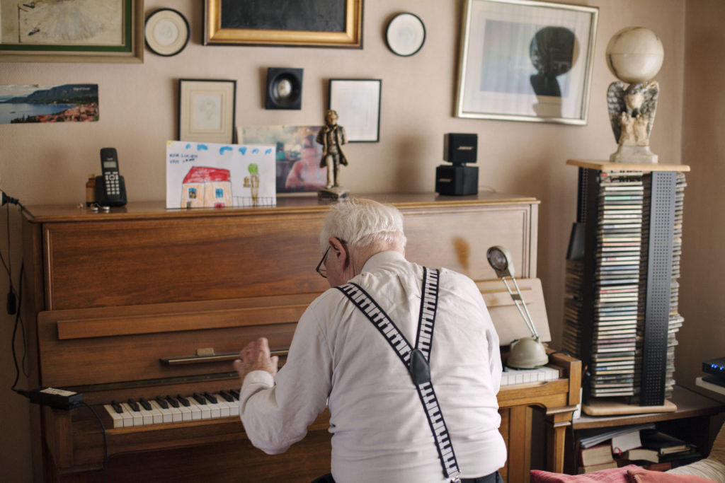 Griet moedigt Lucien aan de openbare piano in de stadshal op te zoeken. © Still / Veerle Frissen Griet moedigt Lucien aan de openbare piano in de stadshal op te zoeken. © Still / Veerle Frissen