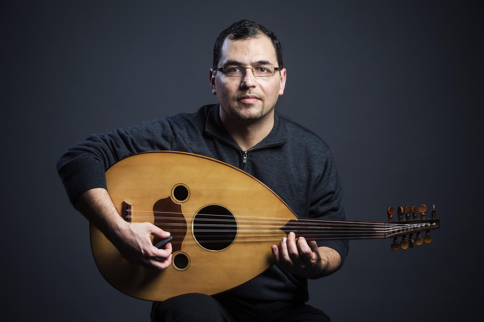 Tarek Al Sayed met zijn oud, een traditioneel snaarinstrument in het MIdden-Oosten. © RR Tarek Al Sayed met zijn oud, een traditioneel snaarinstrument in het MIdden-Oosten. © RR