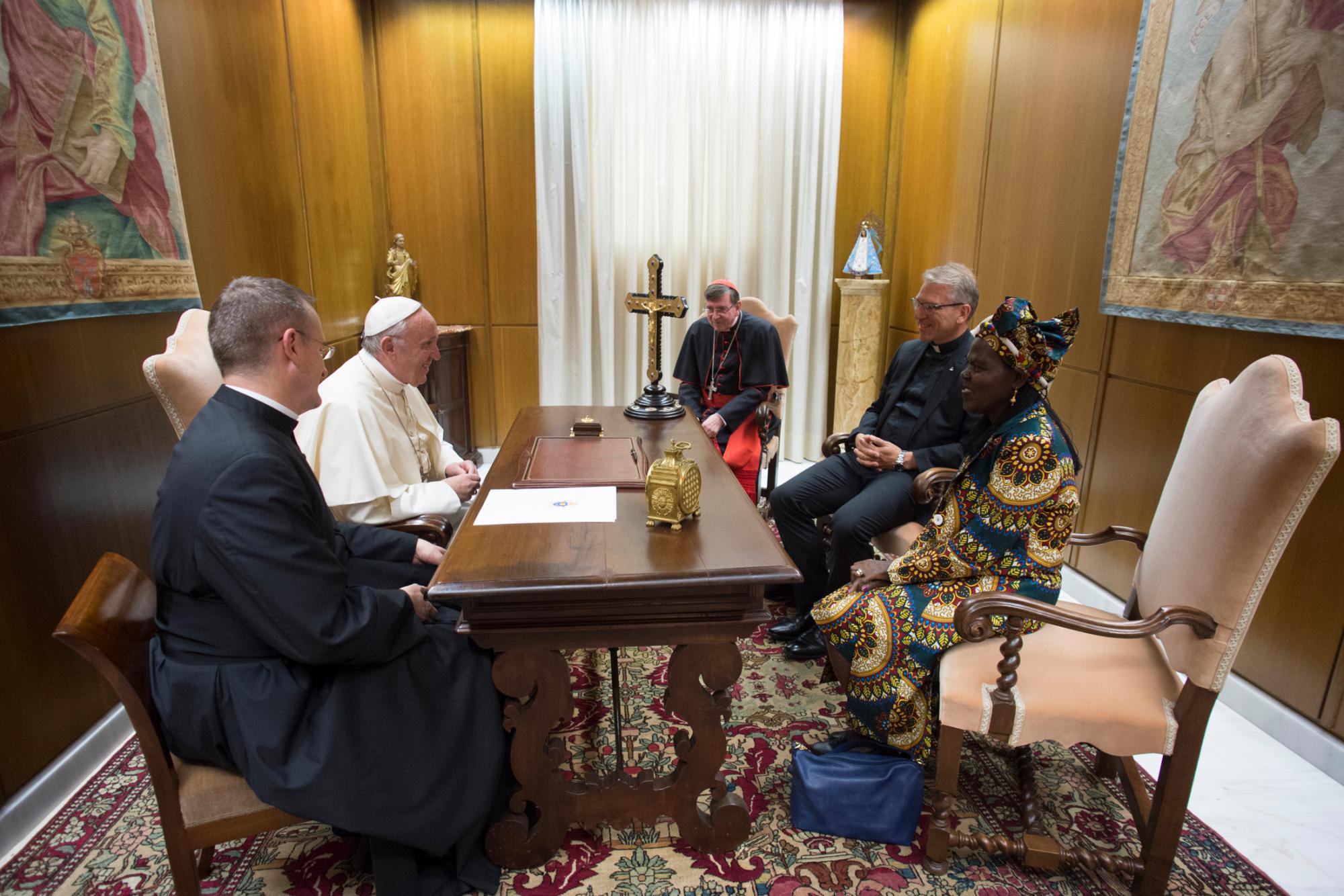 Fykse Tveit bij paus Franciscus © Francesco Sforza/Vatican Photographic Service/WVV Fykse Tveit bij paus Franciscus © Francesco Sforza/Vatican Photographic Service/WVV