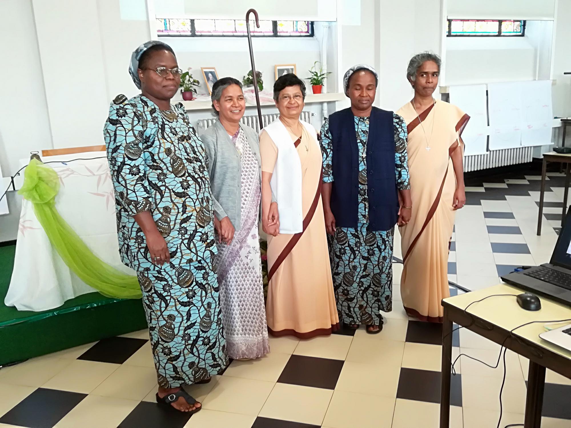 Van links naar rechts: Zr. Angélique Diket, Sr. Roshni Barla, Sr. Lucy Jacob Palliampallithara, Sr. Cécile Ndaya en Sr. Deeptika Silva © ZJM Van links naar rechts: Zr. Angélique Diket, Sr. Roshni Barla, Sr. Lucy Jacob Palliampallithara, Sr. Cécile Ndaya en Sr. Deeptika Silva © ZJM