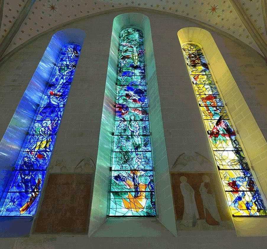 'Vredesramen' van Marc Chagall in de Fraumünsterkathedraal in Zürich. © Stad Zürich 'Vredesramen' van Marc Chagall in de Fraumünsterkathedraal in Zürich. © Stad Zürich