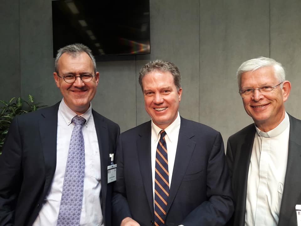Geert De Kerpel (l.) met de pauselijke woordvoerder Greg Burke. Rechts De Kerpels Franstalige collega Tommy Scholtes © GDK Geert De Kerpel (l.) met de pauselijke woordvoerder Greg Burke. Rechts De Kerpels Franstalige collega Tommy Scholtes © GDK
