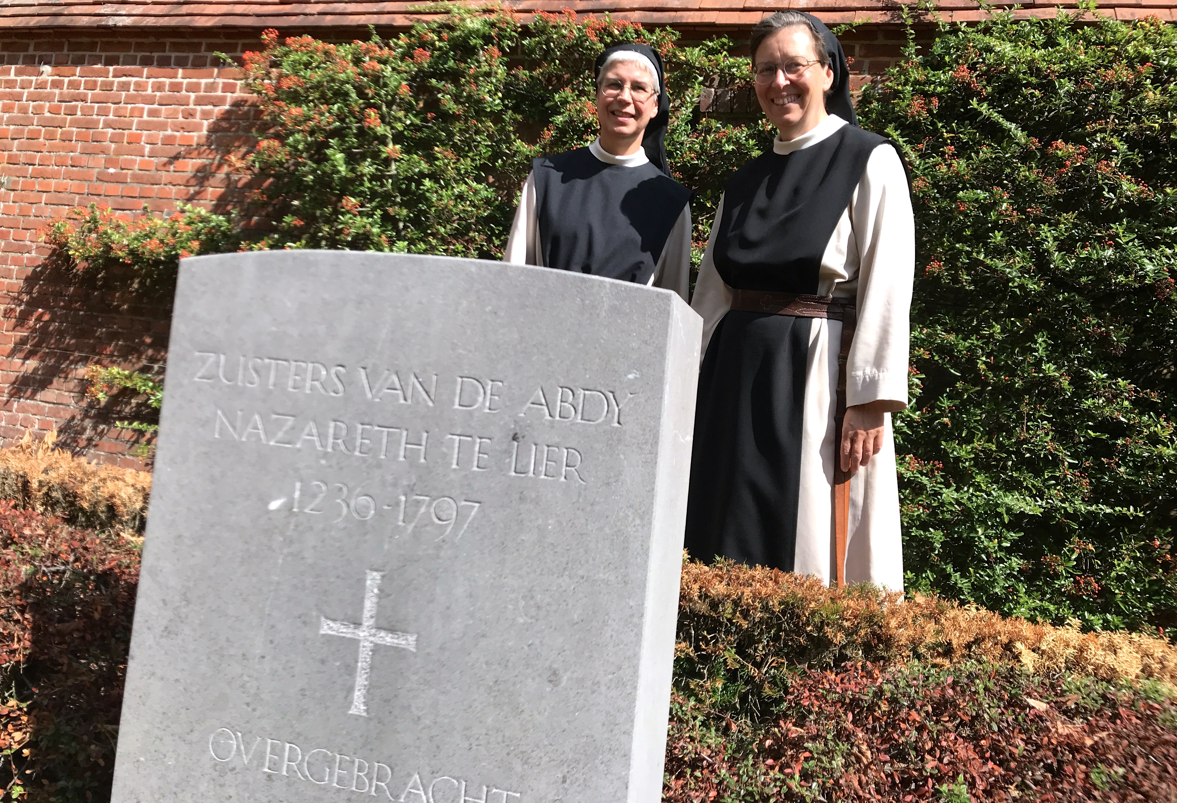 Zuster Anna (links) en zuster Katharina bij de grafsteen waar de resten begraven liggen van zusters van de abdij in Lier. © Lieve Wouters Zuster Anna (links) en zuster Katharina bij de grafsteen waar de resten begraven liggen van zusters van de abdij in Lier. © Lieve Wouters
