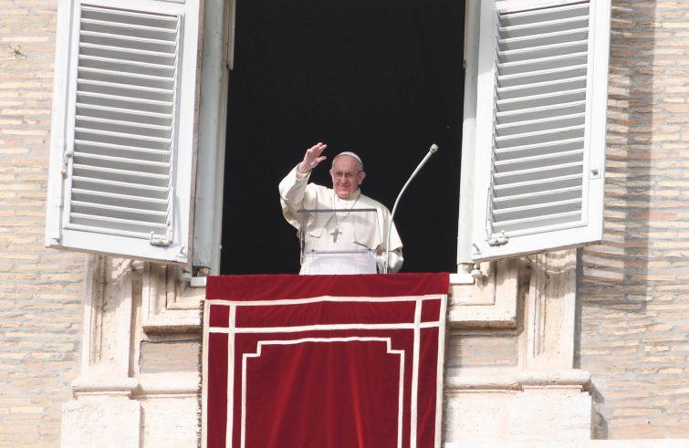 Paus Franciscus tijdens het Angelus © SIR/Marco Calvarese Paus Franciscus tijdens het Angelus © SIR/Marco Calvarese