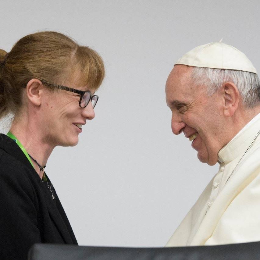 Annelien Boone (IJD Jongerenpastoraal Vlaanderen) begroet paus Franciscus na haar toespraak op de presynode met en over jongeren. © RR Annelien Boone (IJD Jongerenpastoraal Vlaanderen) begroet paus Franciscus na haar toespraak op de presynode met en over jongeren. © RR