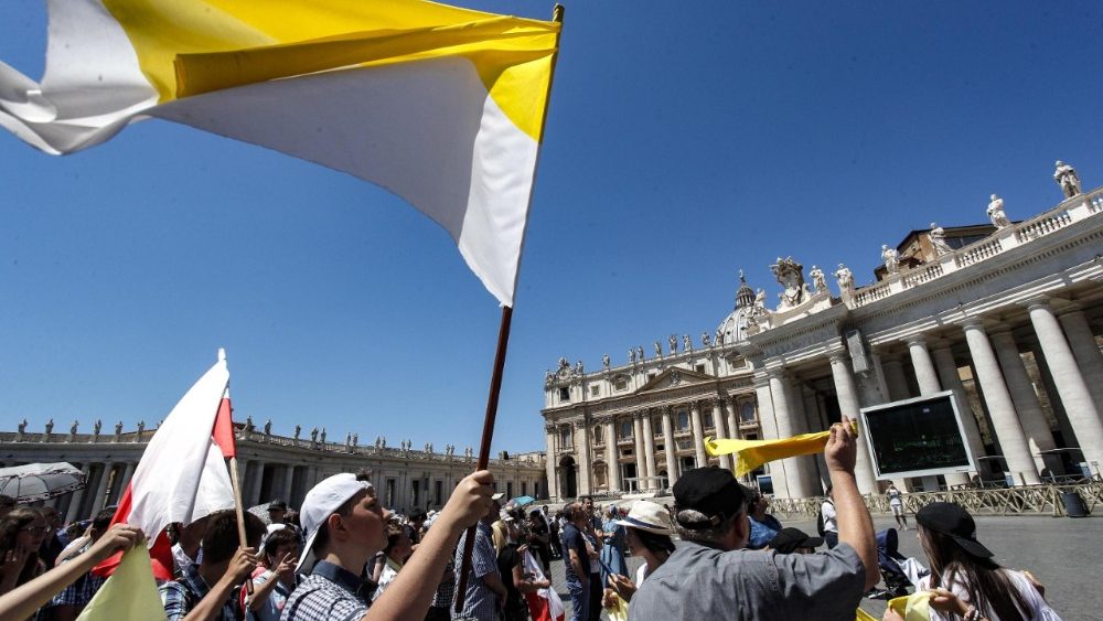 Paus ontmoet de gelovigen op het Sint-Pietersplein © Vaticaan Media Paus ontmoet de gelovigen op het Sint-Pietersplein © Vaticaan Media