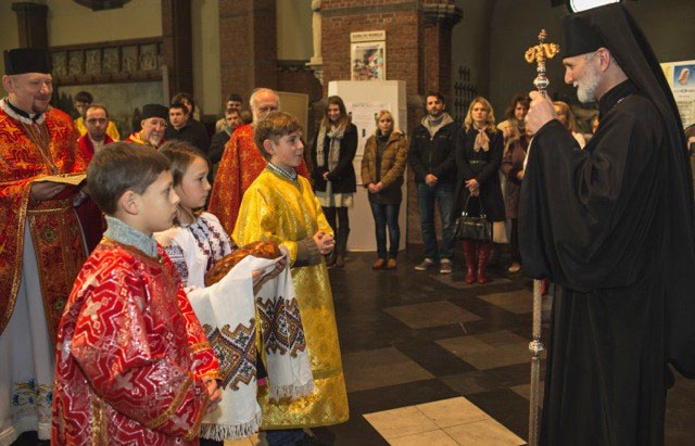 Belarussische priester met kinderen Belarussische priester met kinderen