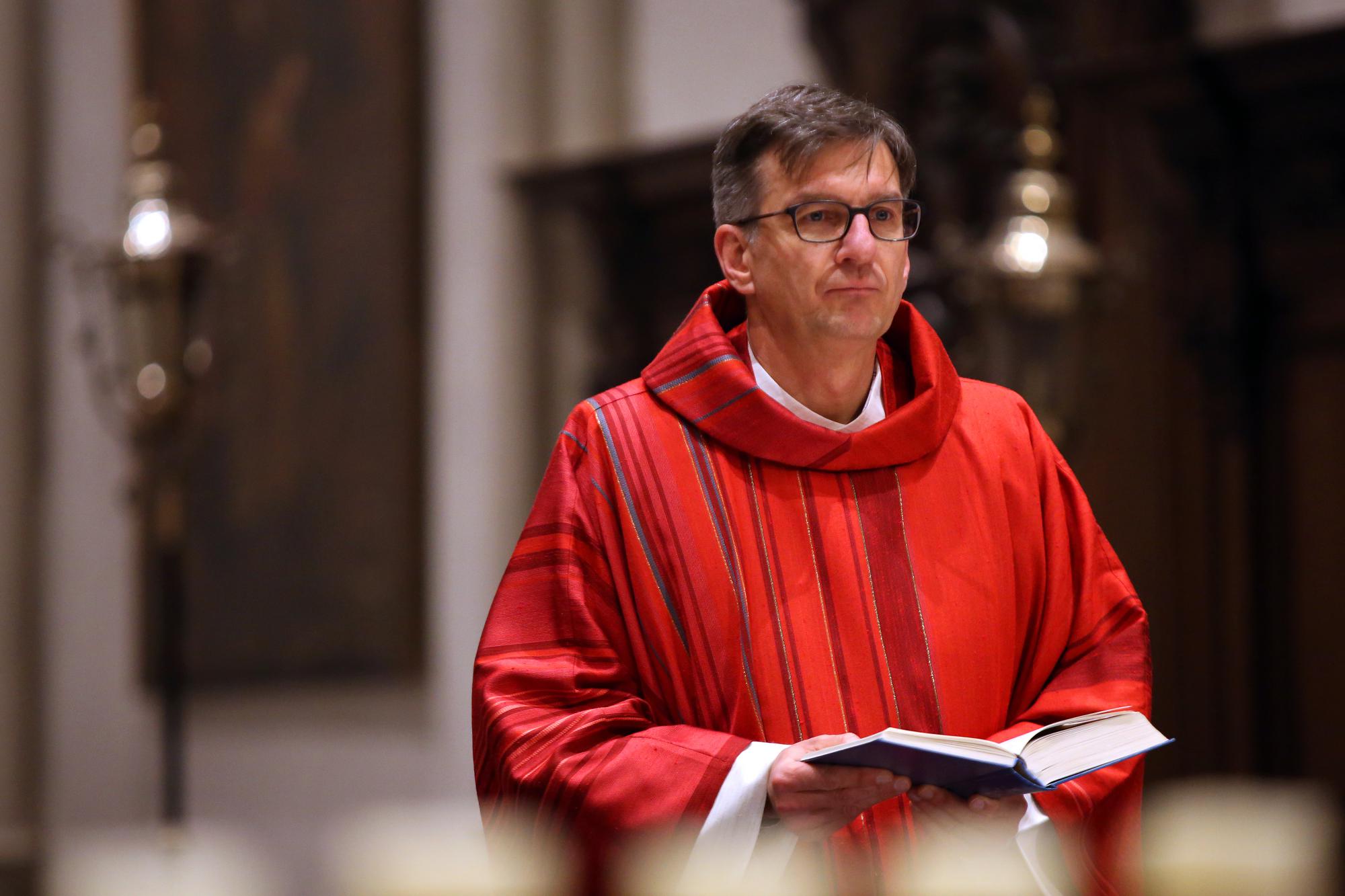 Een pastoor gaat mee met zijn tijd | Kerknet