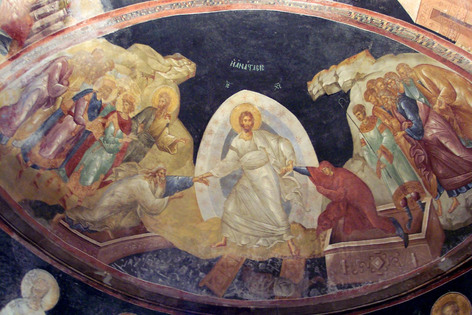 Deze fresco toont Christus die in de dood afdaalt om mensen eruit op te tillen. Deze fresco toont Christus die in de dood afdaalt om mensen eruit op te tillen.