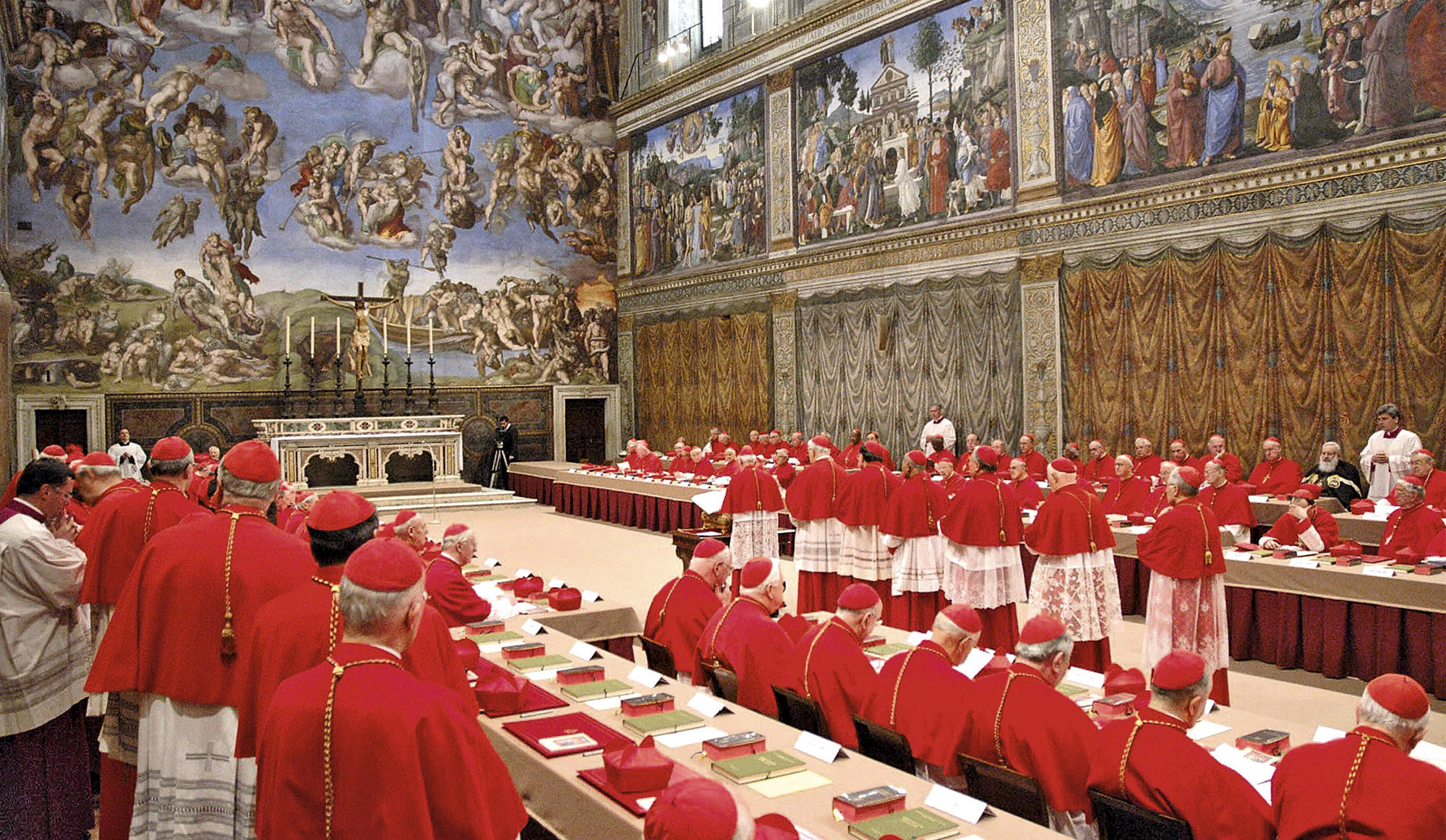 Le cardinal Murphy-O'Connor a exhorté les électeurs du pape au pré-clave à déclarer que "s'ils ne voyaient pas de candidat approprié en Europe, ils ne devraient pas avoir peur de traverser l'Atlantique et que leur âge ne devait pas être un obstacle" © RR