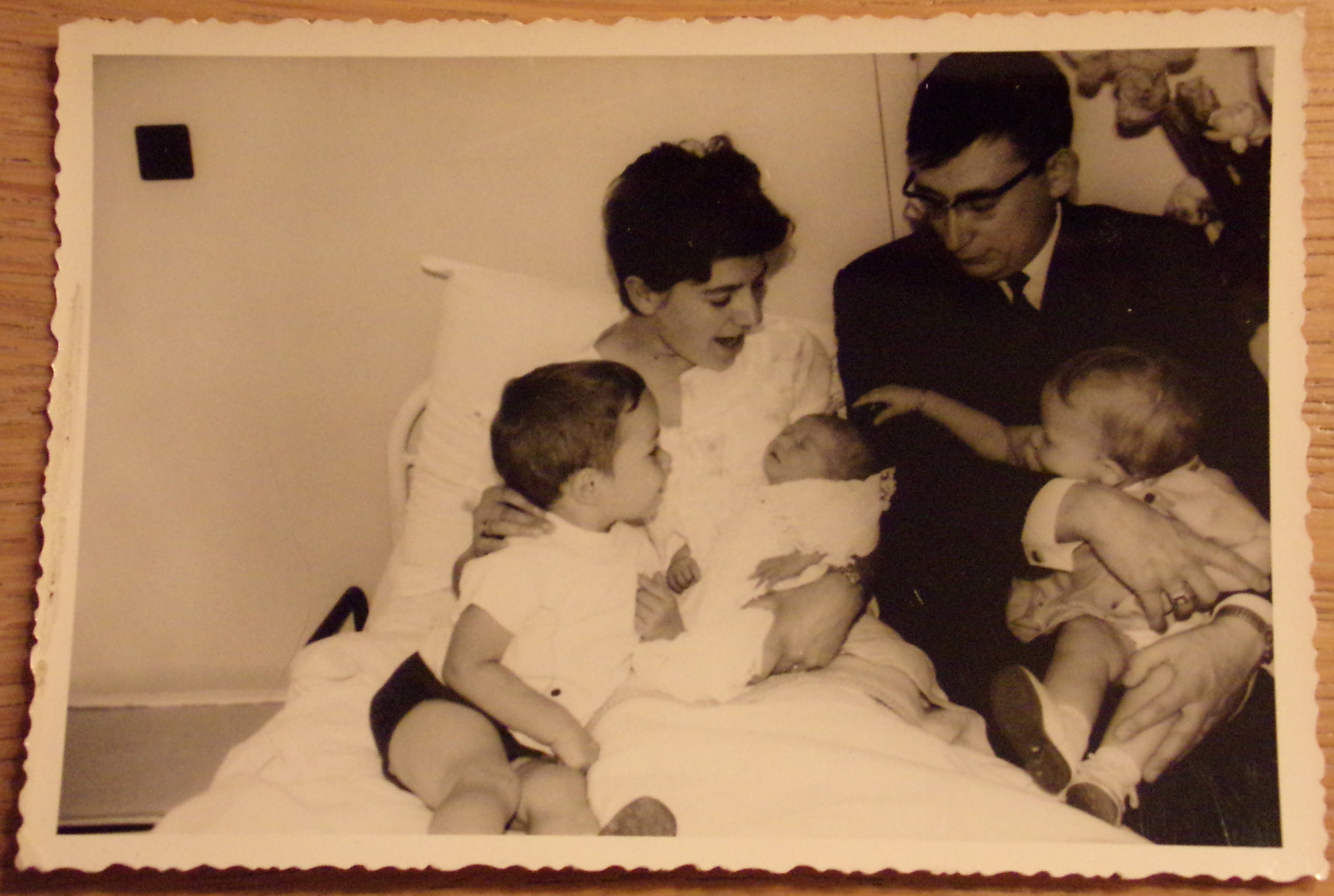 Uit het familiealbum: mama is de baby in oma's armen. © Charlotte Braeckeveldt Uit het familiealbum: mama is de baby in oma's armen. © Charlotte Braeckeveldt