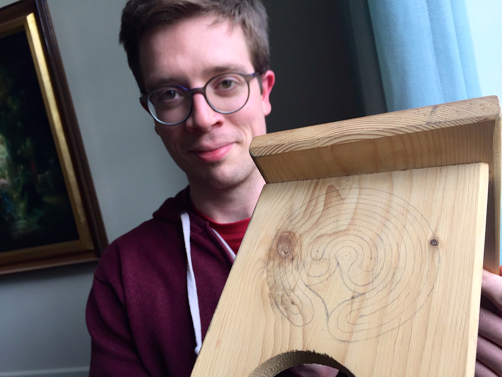 Het labyrint op zijn gebedsbankje symboliseert de omzwervingen die Robin maakt op weg naar zijn roeping. © Lieve Wouters Het labyrint op zijn gebedsbankje symboliseert de omzwervingen die Robin maakt op weg naar zijn roeping. © Lieve Wouters