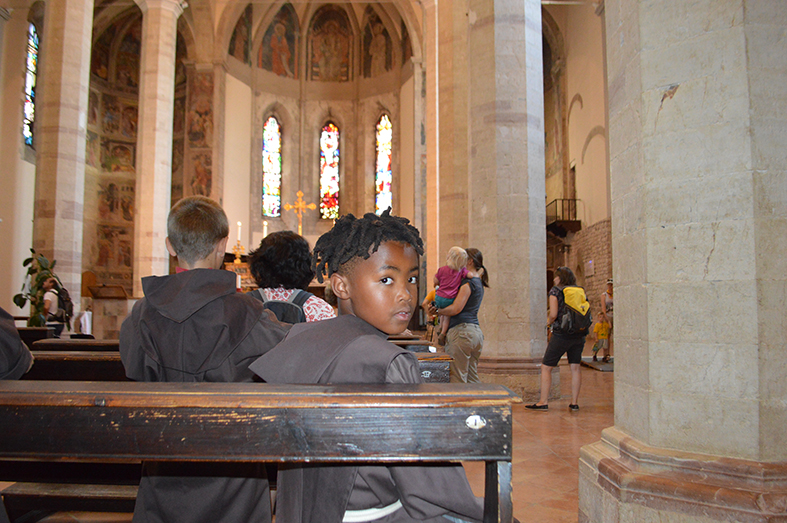 Kleine minderbroeders in habijt in de paterskerk in Gubbio. © Erik De Smet