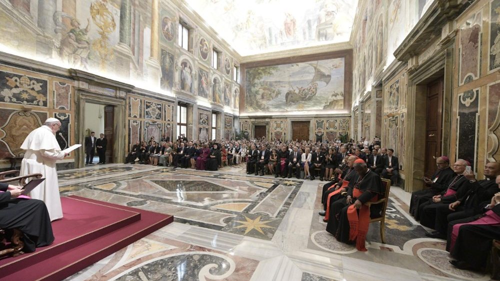 Ontmoeting van paus Franciscus met de deelnemers van een internationale milieuconferentie © Vatican Media Ontmoeting van paus Franciscus met de deelnemers van een internationale milieuconferentie © Vatican Media