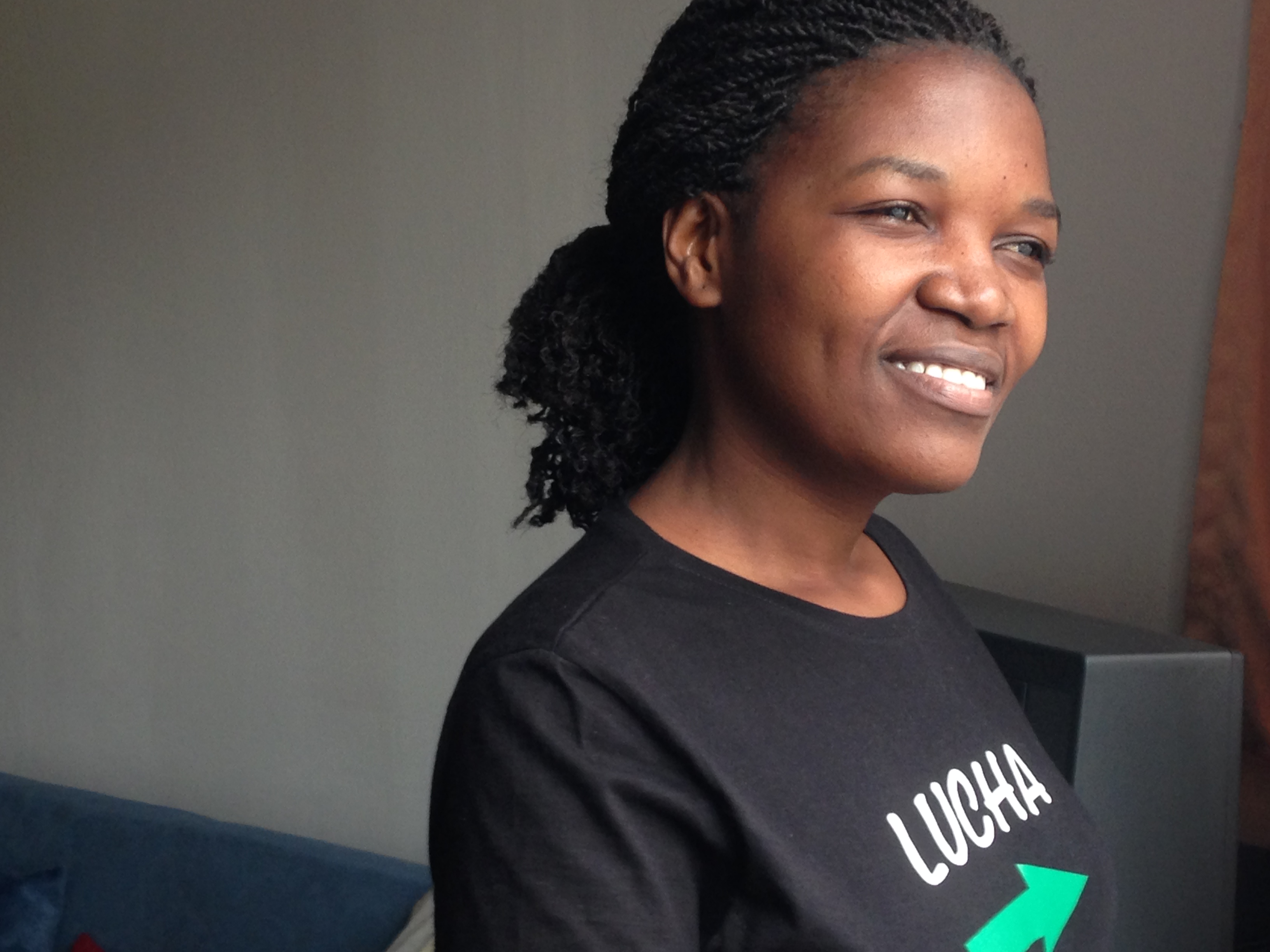 Micheline Mwendike draagt het logo van Lucha fier op de borst. © Lieve Wouters Micheline Mwendike draagt het logo van Lucha fier op de borst. © Lieve Wouters