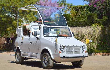 Een Afrikaanse autobouwer heeft een speciale pausmobiel gebouwd voor de komst van paus Franciscus naar Madagaskar © Fides Een Afrikaanse autobouwer heeft een speciale pausmobiel gebouwd voor de komst van paus Franciscus naar Madagaskar © Fides