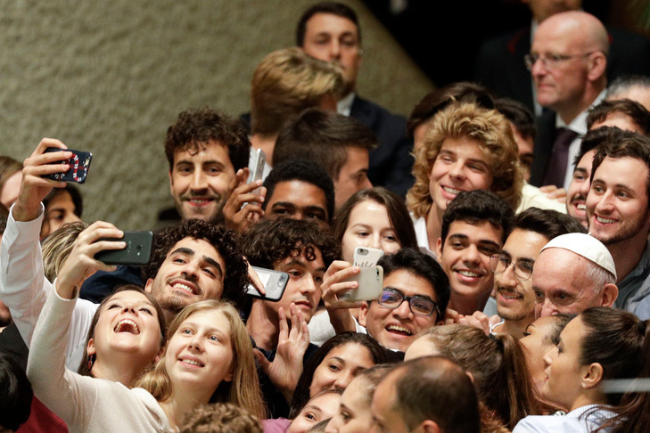 Jongeren nemen een selfie met de paus op de jongerensynode. © La Croix Jongeren nemen een selfie met de paus op de jongerensynode. © La Croix