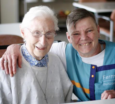 Zuster Lena en Betty van Ferm Thuiszorg. 'Ze kennen mij en zien mij graag. Daarom is werken hier zo leuk.' © Ferm Thuiszorg