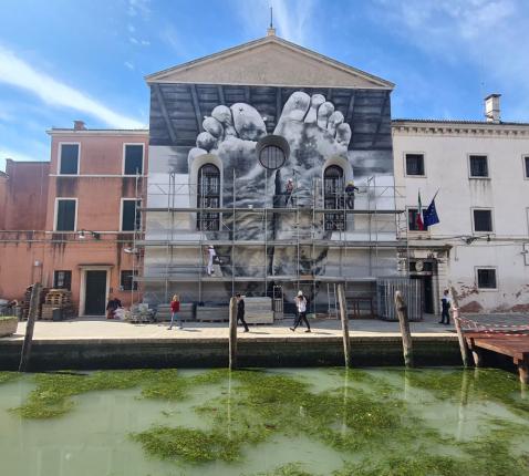 Een muurschildering van Maurizio Cattelan in de vrouwengevangenis van Giudecca, paviljoen van het Vaticaan op de Biënnale van Venetië 2024. © le curieux des arts