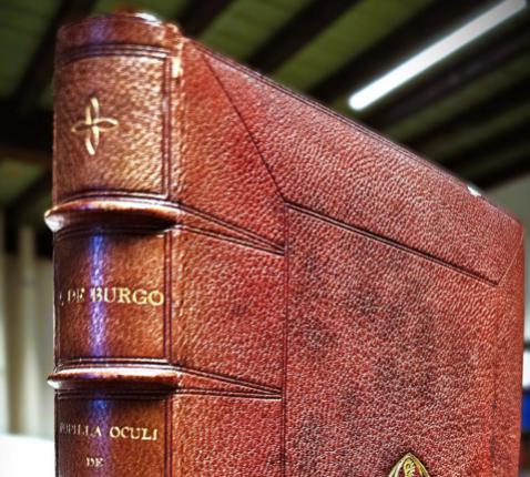 Rug en voorplat met ribben, rood marrocain leder en blindstempeling © Bibliotheek Grootseminarie