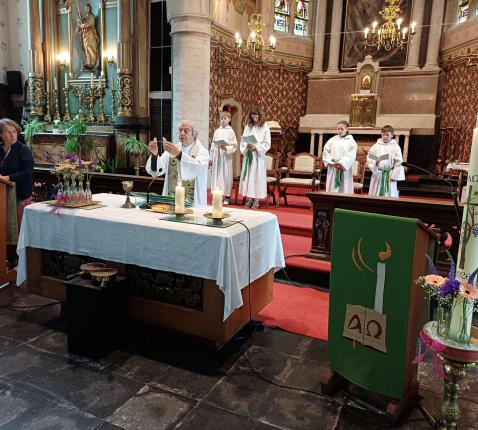 Priester Chris toen hij nog helemaal 'op de been' was. © PM
