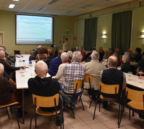 Een volle aandachtige zaal en Deskundige uitleg © Luc. 