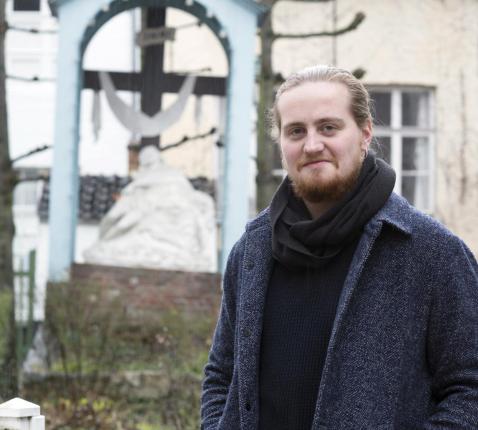 Pieter Jan De Paepe bij hét symbool van het lijdensverhaal in Lier:  de calvarieberg in het pittoreske begijnhof. © Ilse Prinsen