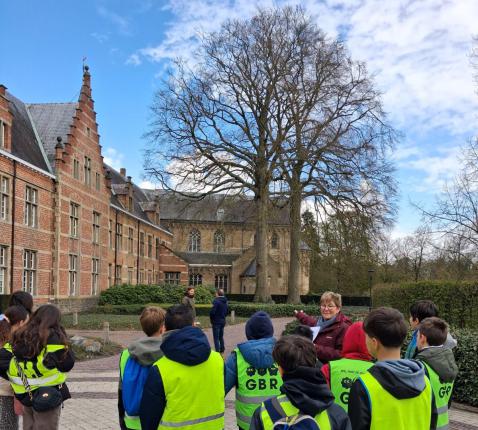 Greet geeft de vormelingen een rondleiding rond de abdij. © Werner Mertens.